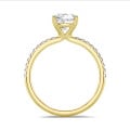 1.50 Karat Solitärring mit laborgezüchtetem Diamant im Kissenschliff aus Gelbgold mit kleinen Labordiamanten