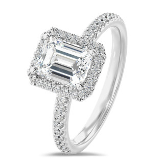 1.50 Karat Halo Solitärring mit laborgezüchtetem Diamant im Smaragdschliff aus Weißgold mit runden laborgezüchteten Diamanten