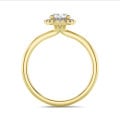 1.50 Karat Halo Solitärring mit ovalem Labordiamant aus Gelbgold mit runden Labordiamanten