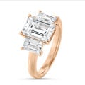 4.40 Karat Trilogie-Ring aus Rotgold mit laborgezüchteten Diamanten im Smaragdschliff