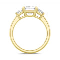 4.40 Karat Trilogie-Ring aus Gelbgold mit laborgezüchteten Diamanten im Smaragdschliff