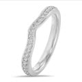 0.20 Karat geschwungener Memoire Ring (halb besetzt) aus Platin mit runden Labordiamanten