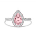 2.00 Karat Solitär weißer Halo-Ring mit seitlichem rosa Halo und laborgezüchtete rosa Tropfen-Diamant und kleinen Labordiamanten aus Weißgold