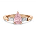1.00 Karat Trilogie-Ring aus Rotgold mit laborgezüchtetem rosa Tropfen-Diamant und laborgezüchteten konischen Baguettes