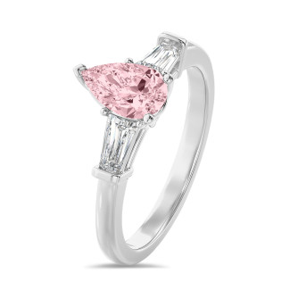 1.00 Karat Trilogie-Ring aus Platin mit laborgezüchtetem rosa Tropfen-Diamant und laborgezüchteten konischen Baguettes