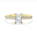 3.00 Karat Solitärring mit laborgezüchtetem Diamant im Smaragdschliff und hidden halo aus Gelbgold