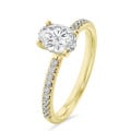 2.50 Karat Solitärring mit ovalem Labordiamant und hidden halo aus Gelbgold