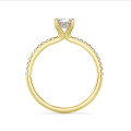 2.50 Karat Solitärring mit ovalem Labordiamant und hidden halo aus Gelbgold