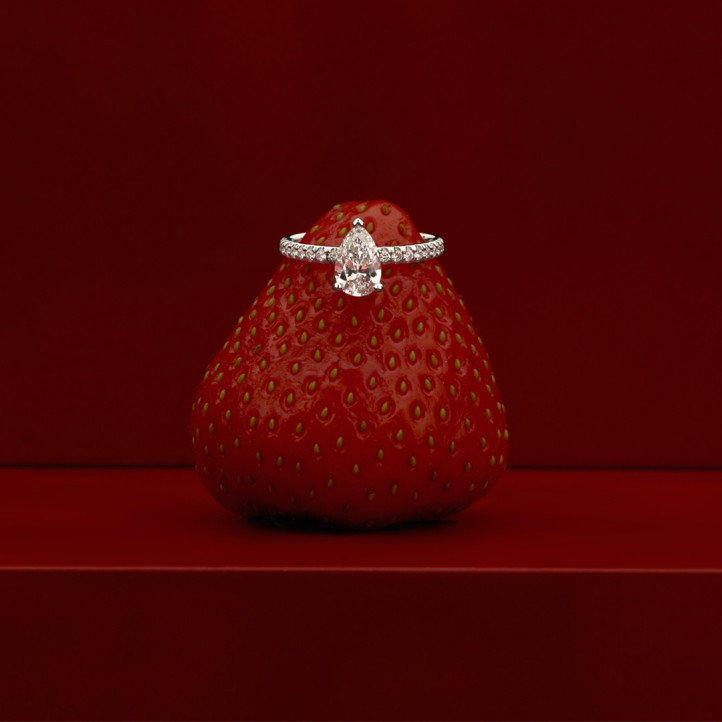 1.50 Karat Solitärring aus Rotgold mit laborgezüchtetem Tropfen-Diamant und kleinen Labordiamanten