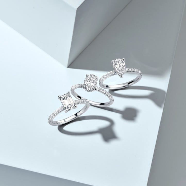 5.00 Karat Solitärring mit laborgezüchtetem Diamant im Smaragdschliff und hidden halo aus Rotgold