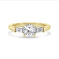 2.00 Karat Trilogie-Ring aus Gelbgold mit laborgezüchtetem Diamant im Kissenschliff und konischen laborgezüchteten Baguettes