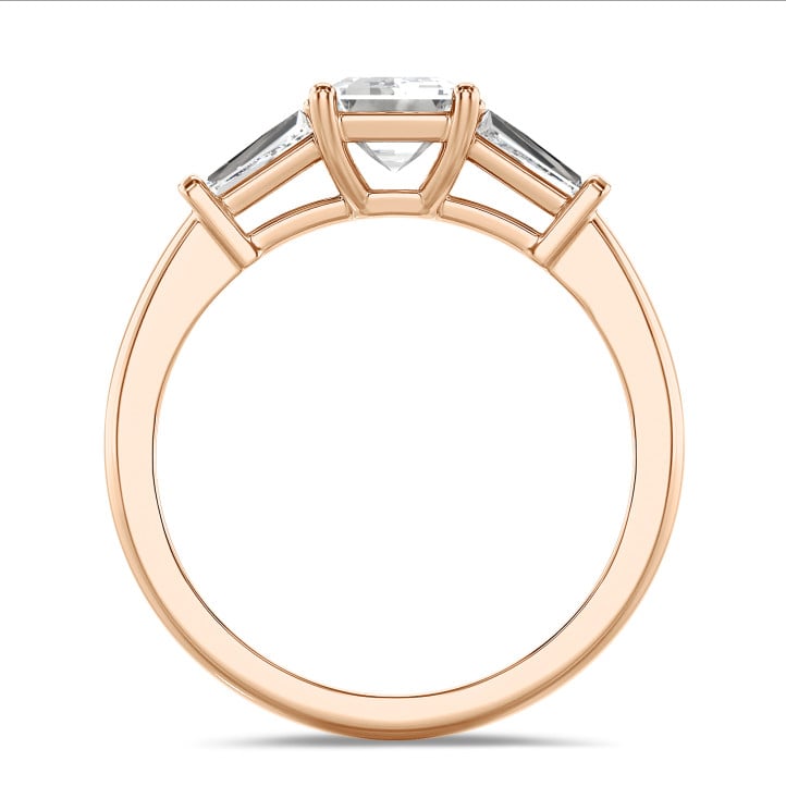 2.00 Karat Trilogie-Ring aus Rotgold mit laborgezüchtetem Diamant im Smaragdschliff und konischen laborgezüchteten Baguettes