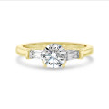 2.00 Karat Trilogie-Ring aus Gelbgold mit rundem Labordiamant und im Labor gezüchtete Baguettes