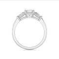 2.00 Karat Trilogie-Ring aus Weißgold mit asscher geschliffenem Labordiamant und konischen laborgezüchteten Baguettes