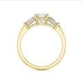 2.00 Karat Trilogie-Ring aus Gelbgold mit asscher geschliffenem Labordiamant und konischen laborgezüchteten Baguettes