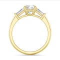 3.00 Karat Trilogie-Ring aus Gelbgold mit laborgezüchtetem Diamant im Kissenschliff und konischen laborgezüchteten Baguettes