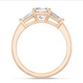 3.00 Karat Trilogie-Ring aus Rotgold mit laborgezüchtetem Prinzessdiamant und laborgezüchteten konischen Baguettes