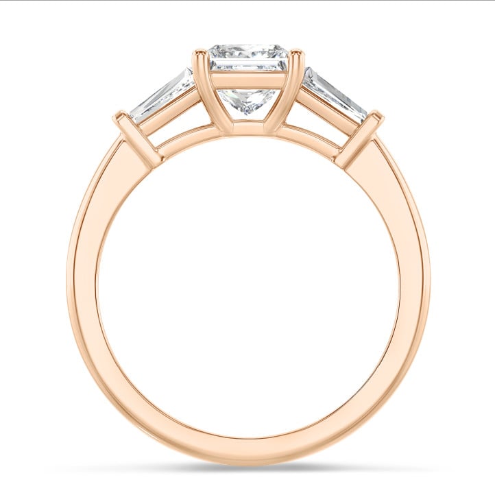 3.00 Karat Trilogie-Ring aus Rotgold mit laborgezüchtetem Prinzessdiamant und laborgezüchteten konischen Baguettes
