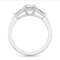 3.00 Karat Trilogie-Ring aus Platin mit ovalem Labordiamant und konischen labortgezuchteten Baguettes