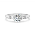 3.00 Karat Trilogie-Ring aus Platin mit rundem Labordiamant und im Labor gezüchtete Baguettes