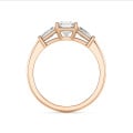 3.00 Karat Trilogie-Ring aus Rotgold mit asscher geschliffenem Labordiamant und konischen laborgezüchteten Baguettes