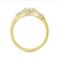 3.00 Karat Trilogie-Ring aus Gelbgold mit laborgezüchtetem Diamant im Radiant-Schliff und konischen laborgezüchteten Baguettes