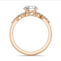 1.50 Karat Solitär-Cluster-Ring aus Rotgold mit einem runden Diamanten