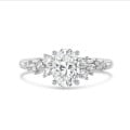 1.20 Karat Solitär-Cluster-Ring aus Weißgold mit ovalem Diamant