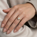 2.50 Karat Halo Solitärring mit asscher geschliffenem Labordiamant aus Gelbgold und runden laborgezüchteten Diamanten