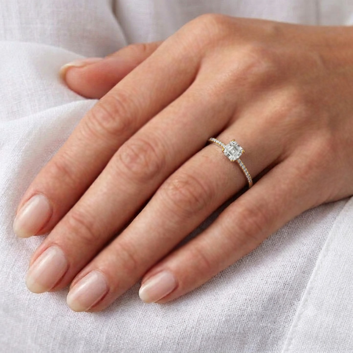 1.20 Karat Solitärring mit asscher geschliffenem Labordiamant aus Gelbgold und kleinen Labordiamanten
