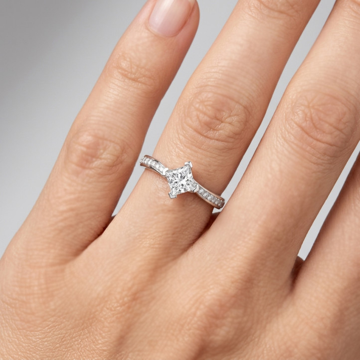 3.00 Karat Solitärring aus Weißgold mit laborgezüchtetem Prinzessdiamant und kleinen Labordiamanten