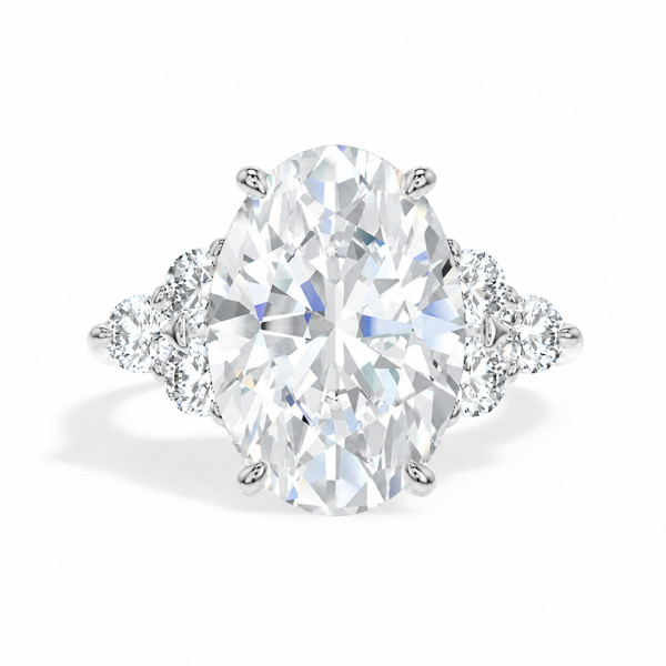 Maßgefertigter Ring mit einem ovalen Diamanten und runden Cluster-Seitensteinen