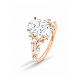 Maßgefertigter Ring mit einem ovalen Diamanten und einer von der Natur inspirierten Ringschiene