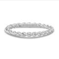 Stackable twisted ring in white gold