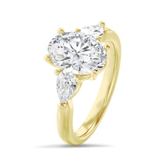 Trilogy ring with a 3.00 carat oval diamond with side pear diamonds of 0.35 carat each in yellow gold