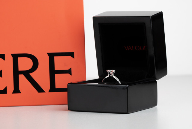 Anillo solitario de oro blanco con diamante en caja negra de presentación