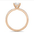 3.00 quilates anillo solitario diamante princesa cultivado en laboratorio en oro rojo con diamantes laterales cultivados en laboratorio