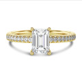 1.20 quilates anillo solitario diamante talla esmeralda cultivado en laboratorio en oro amarillo con diamantes en los lados cultivados en laboratorio