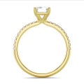 2.00 quilates anillo solitario diamante talla esmeralda cultivado en laboratorio en oro amarillo con diamantes en los lados cultivados en laboratorio