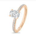 1.00 quilates anillo solitario diamante ovalado cultivado en laboratorio en oro rojo con diamantes en los lados cultivados en laboratorio