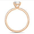 2.00 quilates anillo solitario en oro rojo con diamantes en los lados cultivados en laboratorio
