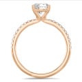 2.50 quilates anillo solitario en oro rojo con diamantes en los lados cultivados en laboratorio