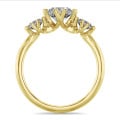 1.60 quilates anillo trilogía en oro amarillo con diamantes redondos cultivados en laboratorio