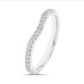 0.25 quilates alianza curva (media banda) en oro blanco con diamantes cultivados en laboratorio