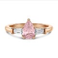 1.00 quilates anillo trilogía en oro rojo con diamante pera rosa cultivado en laboratorio y baguettes cónicos cultivados en laboratorio