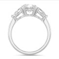 Anillo trilogía con un diamante oval de 3,00 quilates y diamantes pera laterales de 0,35 quilates cada uno en platino