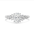 1.00 quilates anillo solitario en racimo en oro blanco con un diamante ovalado
