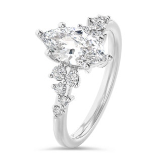 1.00 quilates anillo solitario en racimo en oro blanco con un diamante talla marquesa