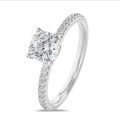 5.00 quilates anillo solitario diamante cojín cultivado en laboratorio en oro blanco con diamantes cultivados en laboratorio en los lados