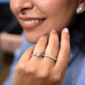 1.00 quilates anillo solitario diamante cultivado en laboratorio de oro blanco con diamantes laterales cultivados en laboratorio